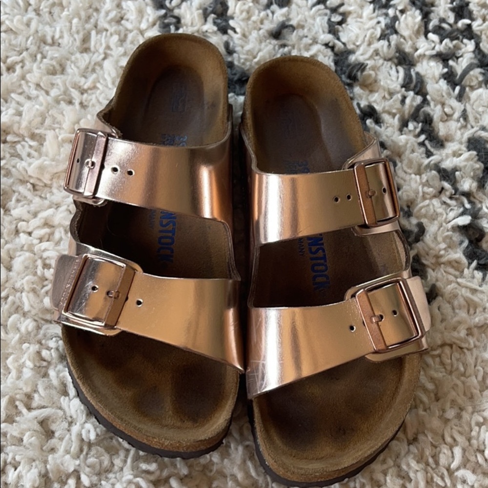 Birkenstock Rose Gold (Copper) Soft-footbed Arizona Sandals!